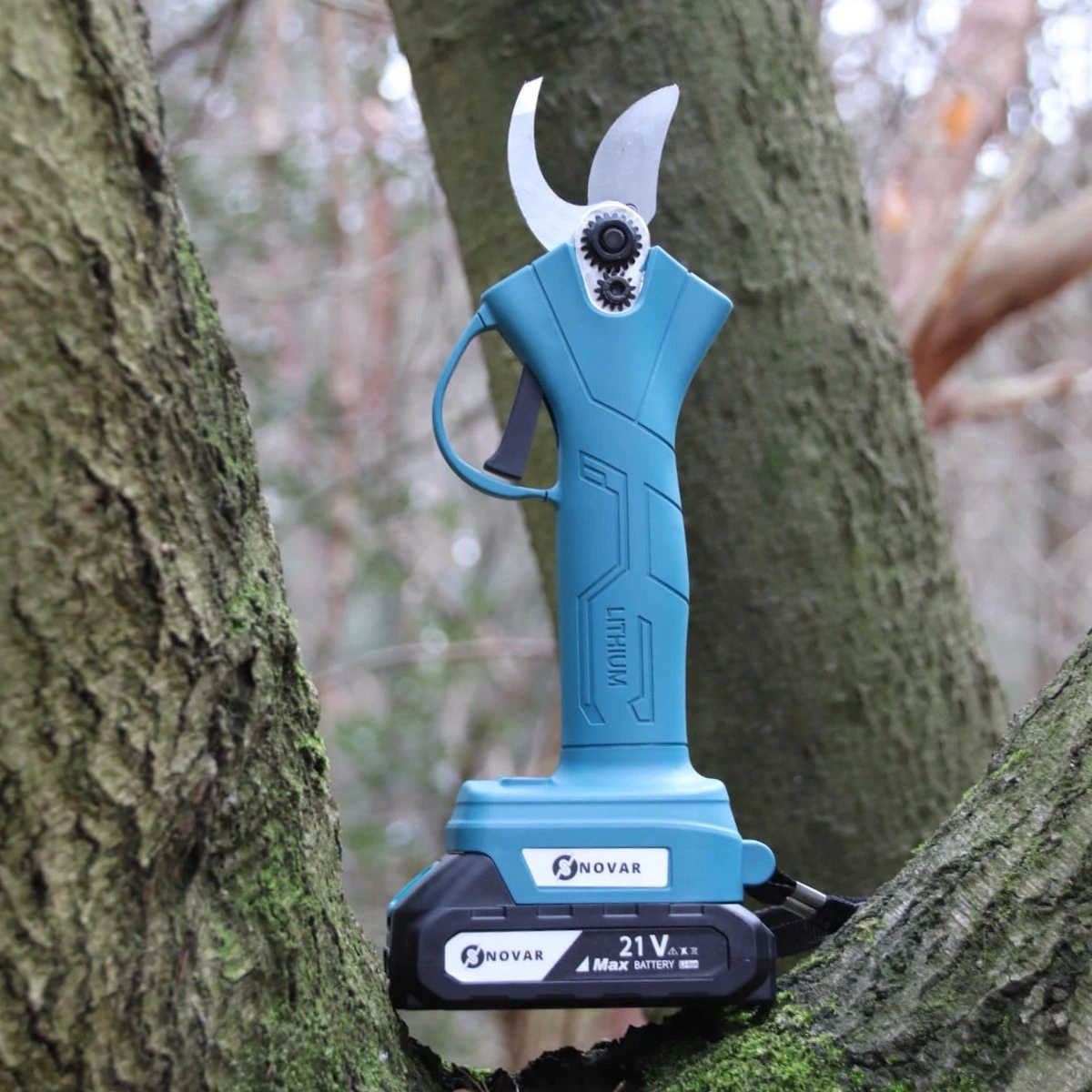 NovarGarden® Elektrische Snoeischaar NG1 - 2x Accu - Elektrisch - Takkenschaar - Op Batterij - 28mm 4 NovarGarden® Elektrische Snoeischaar NG1 - 2x Accu - Elektrisch - Takkenschaar - Op Batterij - 28mm - Afbeelding 2