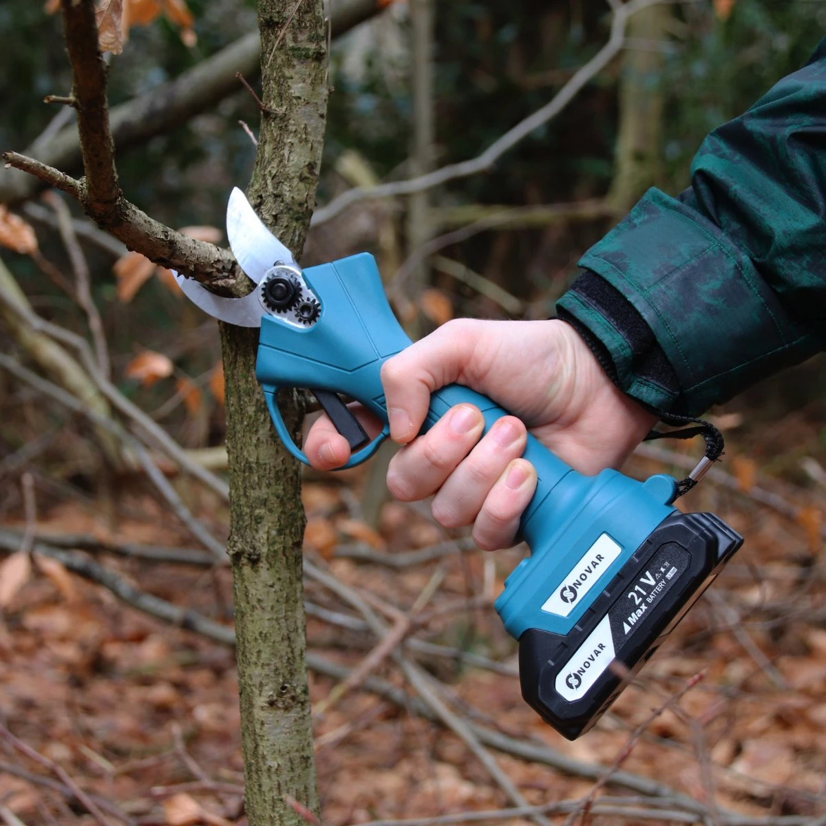 NovarGarden® Elektrische Snoeischaar NG1 - 2x Accu - Elektrisch - Takkenschaar - Op Batterij - 28mm 11 NovarGarden® Elektrische Snoeischaar NG1 - 2x Accu - Elektrisch - Takkenschaar - Op Batterij - 28mm - Afbeelding 9