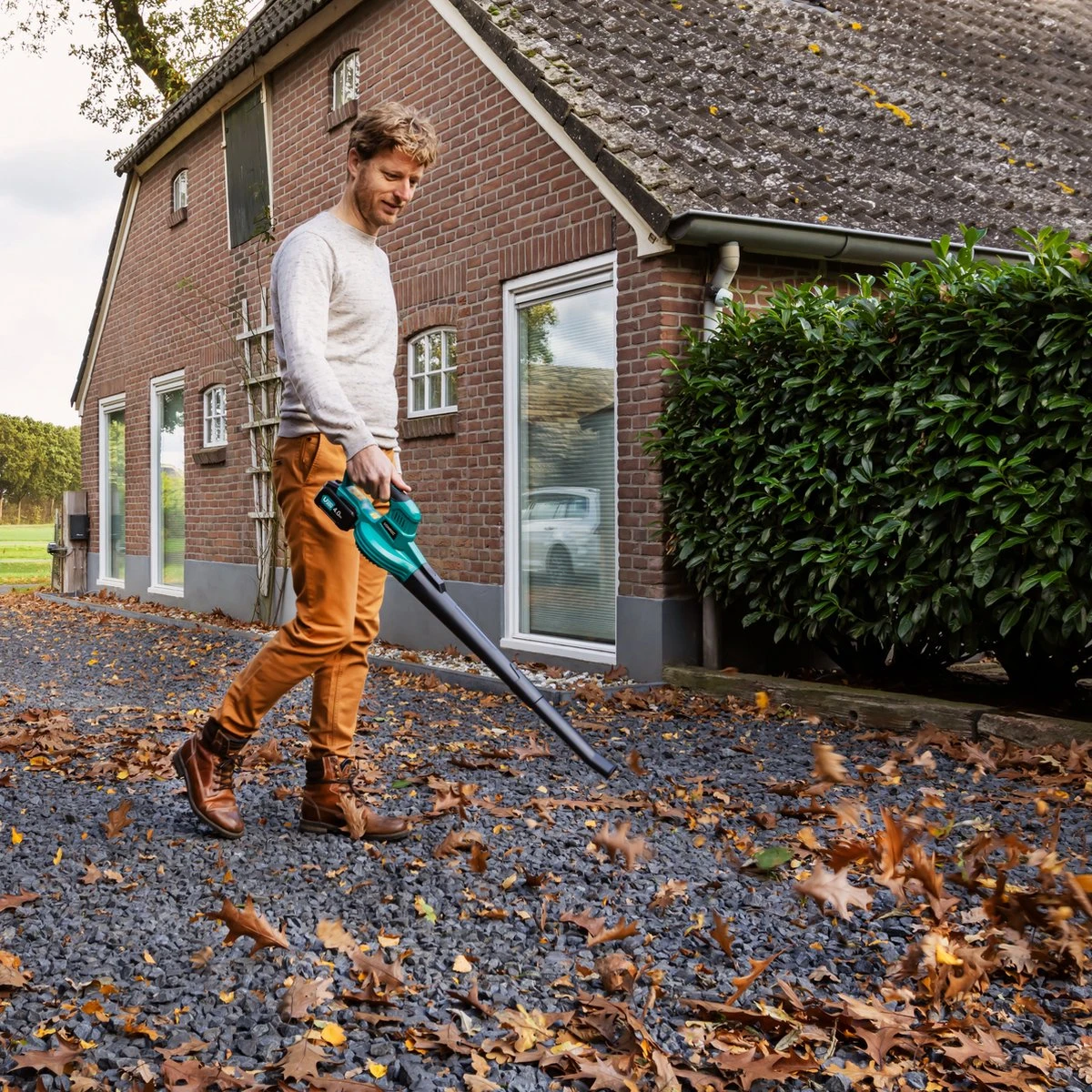 VONROC Accu Bladblazer – VPower 20V – 2 Standen – Max. Blaassnelheid 190km/u – Incl. Accu En Oplader 10 VONROC Accu Bladblazer – VPower 20V – 2 Standen – Max. Blaassnelheid 190km/u – Incl. Accu En Oplader - Afbeelding 8