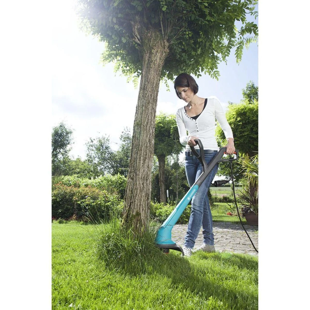 GARDENA - SmallCut Trimmer 300/23 - Grastrimmer (gemotoriseerd) - 300W - Maaibreedte 23 Cm 6 GARDENA - SmallCut Trimmer 300/23 - Grastrimmer (gemotoriseerd) - 300W - Maaibreedte 23 Cm - Afbeelding 5