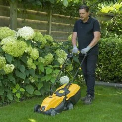 Powerplus POWXG6212T Elektrische Grasmaaier - Grasmachine Voor Kleine En Middelgrote Tuin - 1300W - Maaibreedte 320mm - Verstelbare Maaihoogte - 30L Opvangbak - Incl. Grastrimmer 250W 13 Powerplus POWXG6212T Elektrische Grasmaaier - Grasmachine Voor Kleine En Middelgrote Tuin - 1300W - Maaibreedte 320mm - Verstelbare Maaihoogte - 30L Opvangbak - Incl. Grastrimmer 250W -Tuingereedschap Winkel 1200x1200 934