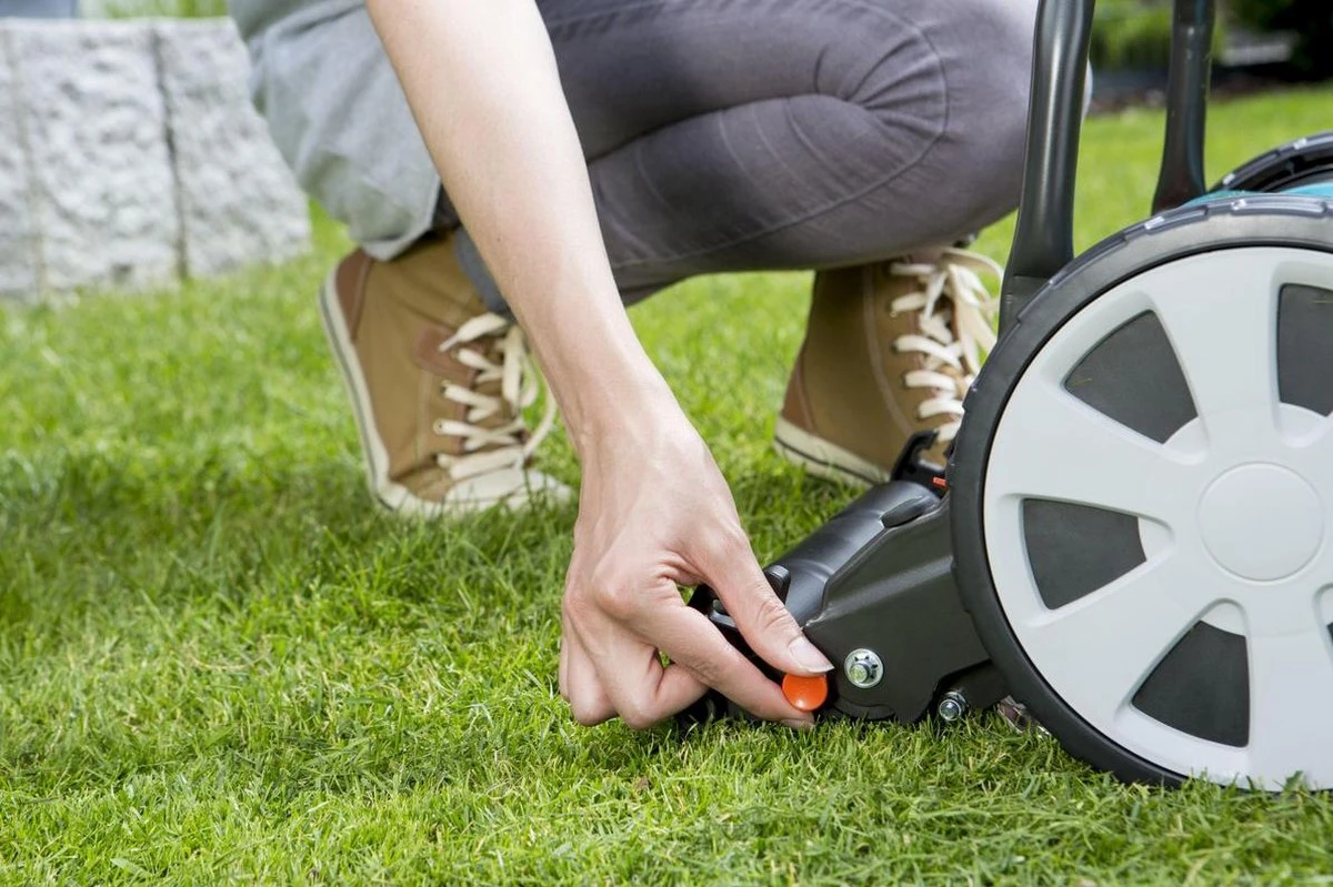 GARDENA Kooimesmaaier 330 Grasmaaier - Maaibreedte 33 Cm - Gazons Tot Ca. 150 M² 13 GARDENA Kooimesmaaier 330 Grasmaaier - Maaibreedte 33 Cm - Gazons Tot Ca. 150 M² - Afbeelding 11