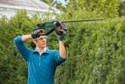 Bosch UniversalHedgeCut 18-55 Heggenschaar - Zonder 18V Accu En Oplader 17 Bosch UniversalHedgeCut 18-55 Heggenschaar - Zonder 18V Accu En Oplader -Tuingereedschap Winkel 1200x800 88