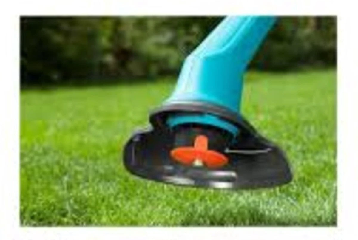 GARDENA - SmallCut Trimmer 300/23 - Grastrimmer (gemotoriseerd) - 300W - Maaibreedte 23 Cm 8 GARDENA - SmallCut Trimmer 300/23 - Grastrimmer (gemotoriseerd) - 300W - Maaibreedte 23 Cm - Afbeelding 7