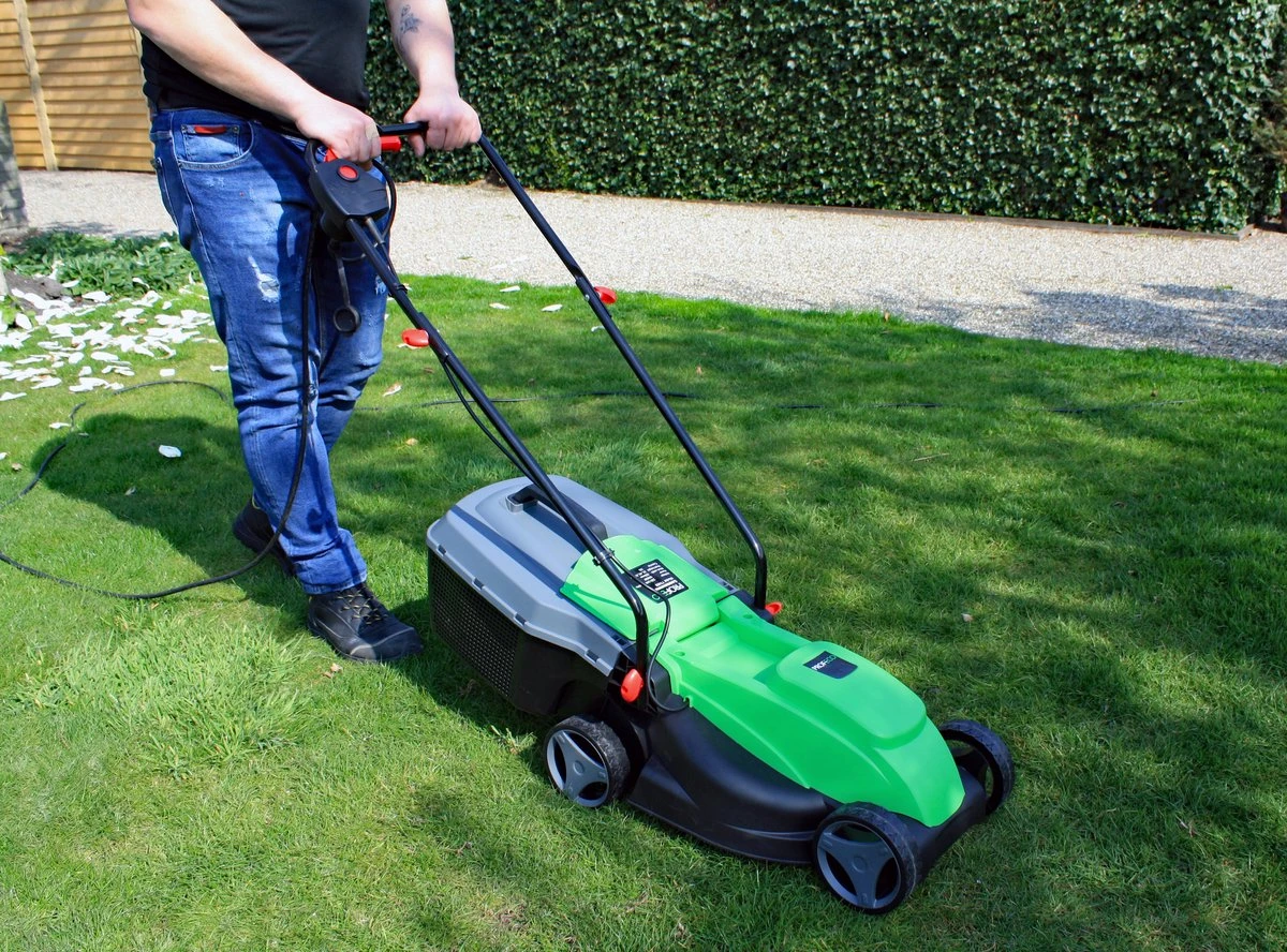 Profeco Elektrische Grasmaaier 1000W - Grasmaaimachine Met 320mm Maaibreedte En Instelbare Maaihoogte - Incl. 30 Liter Opvangbak 8 Profeco Elektrische Grasmaaier 1000W - Grasmaaimachine Met 320mm Maaibreedte En Instelbare Maaihoogte - Incl. 30 Liter Opvangbak - Afbeelding 6