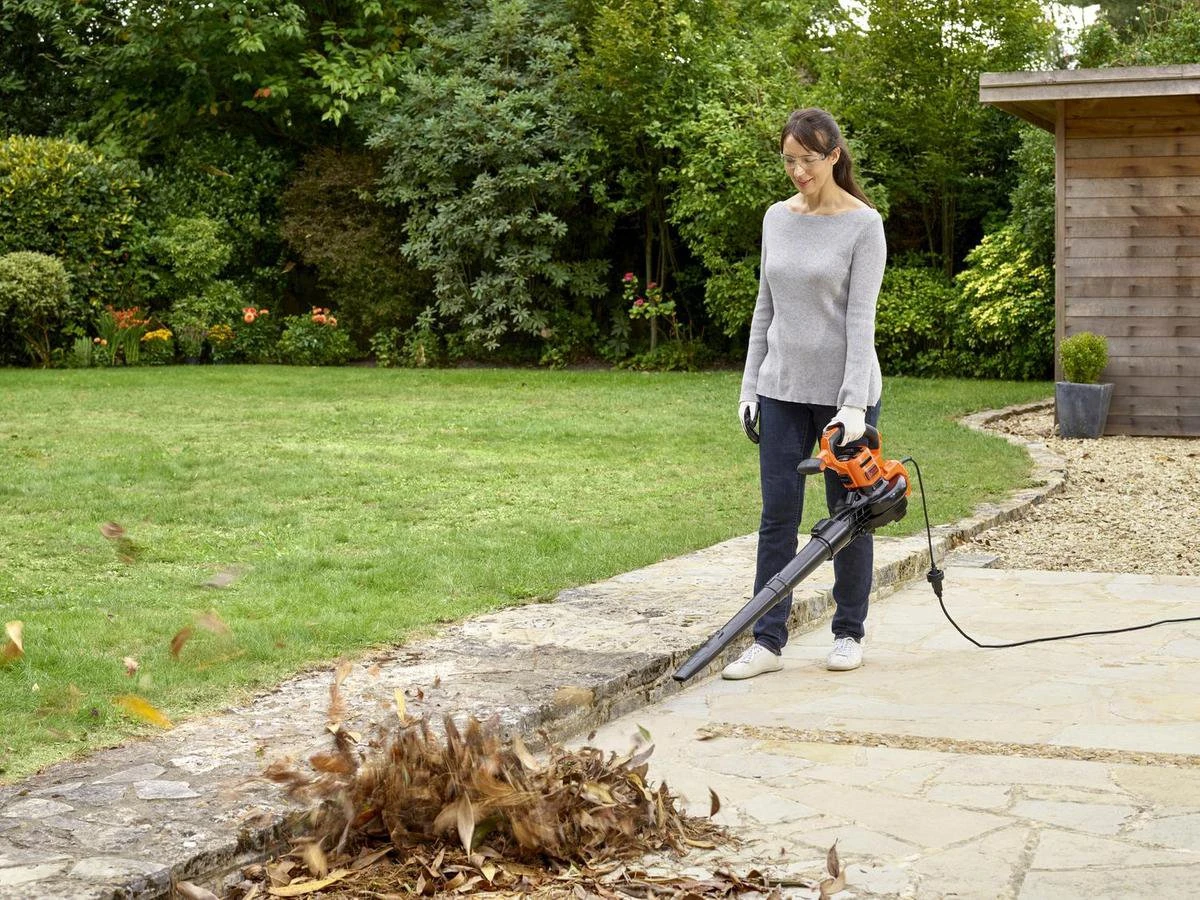 Black & Decker BLACK+DECKER BEBLV301 Bladblazer - Blaas En Zuigfunctie - Rugzak Als Opvangzak 14 Black & Decker BLACK+DECKER BEBLV301 Bladblazer - Blaas En Zuigfunctie - Rugzak Als Opvangzak - Afbeelding 12