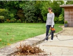 Black & Decker BLACK+DECKER BEBLV300SB-QS Bladblazer - 404 Km/u - 3000W - Zuig-/blaasfunctie - Gesnoerd -Tuingereedschap Winkel 1200x911 3