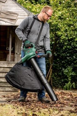 Bosch UniversalGardenTidy 2300 Bladblazer - Op Snoer - 2300 W -Tuingereedschap Winkel 800x1200 22