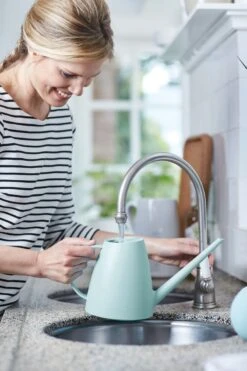 Elho Brussels Gieter 1,8l - Gieter Voor Binnenkweken En Oogsten - Ø 33.0 X H 17.0 Cm - Groen/Mint -Tuingereedschap Winkel 800x1200 78