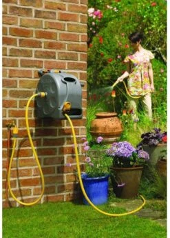 Hozelock Compact Enclosed Reel 2 In 1 - 25 Meter - Slangbox En Muurhaspel In één - Grijs -Tuingereedschap Winkel 858x1200 1